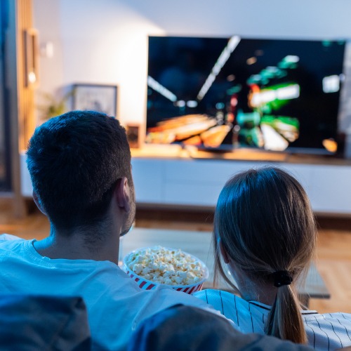 young-couple-watch-film-at-romantic-night-in-apartment-and-eat-popcorn.jpg_s1024x1024wisk20cdpUKCxP0aqRsPF5ilZcLwN-RLizWtVIZBtj3-JfvZyU